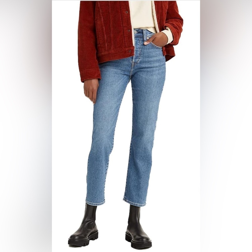 NWT- Levi's Women's Wedgie Straight Jeans- Distressed in the Knees SIZE: 30 X 28
